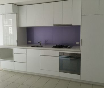 Light, Luxury and Location! - Photo 3