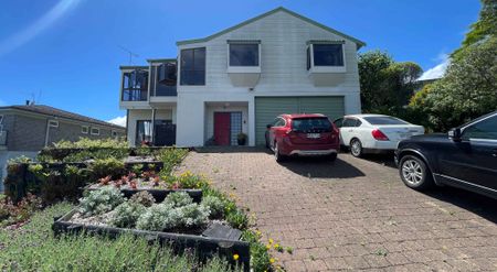 Spacious 5-Bedroom Home for Rent - Photo 2