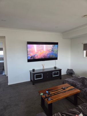 Cranbourne West - Photo 1