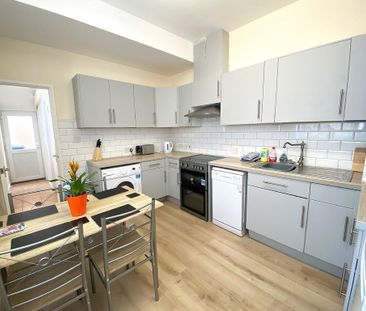 6 bedroom property to rent - Photo 2