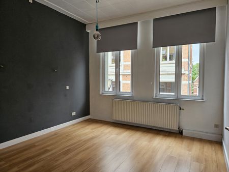 Woning met 5 slaapkamers, 2 badkamers, tuin en 2 garage's - Foto 3