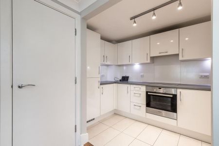 2 bedroom ground floor flat to rent - Photo 2