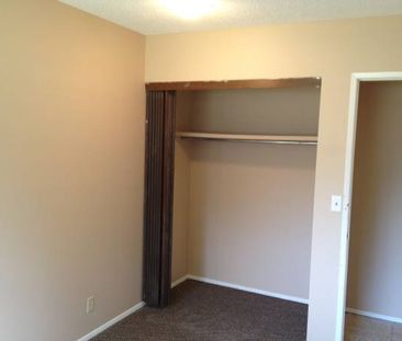 $1300 for Feb/March! LOCATION ! 2 bedrooms well maintained Duplex in S - Photo 2