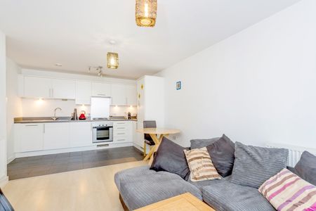 2 Bed Flat, The Drakes, SE8 - Photo 4