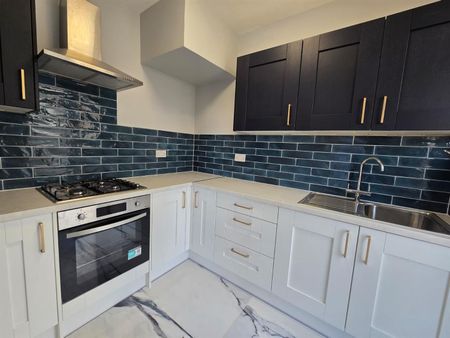 Collinwood Avenue, Enfield EN3, London - Photo 3