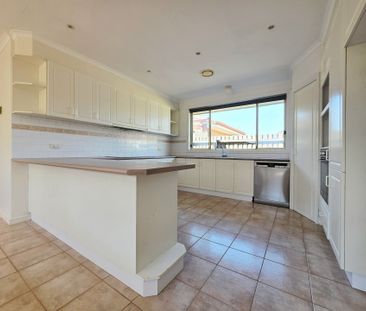 Bright and spacious, three bedroom residence in quiet court location - Photo 6