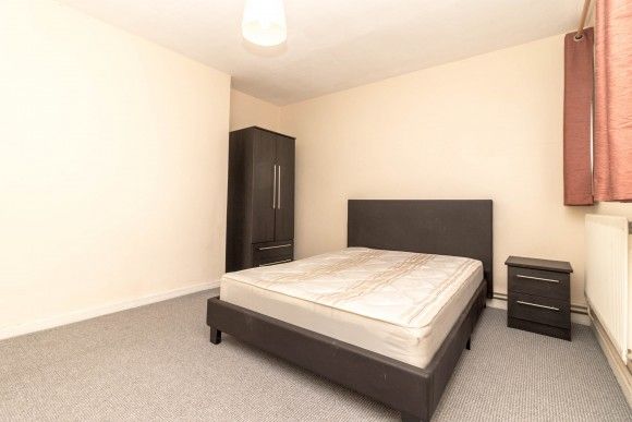 Recently refurbished 3 bedroom flat in Old Street - Photo 1