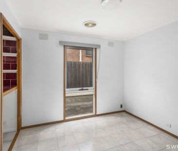 Light filled three bedroom residence in quiet location - Photo 2