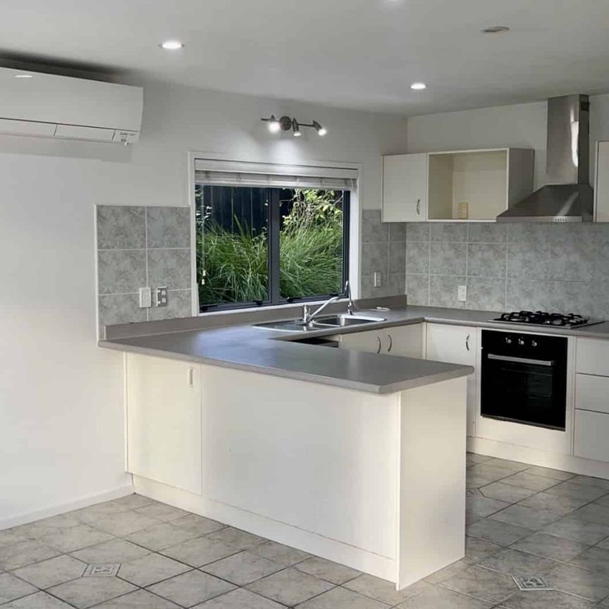 Easy Living in Hillcrest! - Photo 1