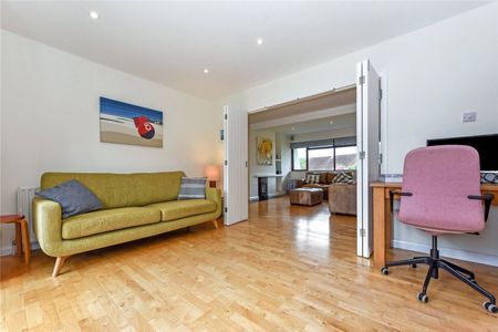 A superbly appointed detached property in a quiet cul-de-sac within the highly desirable sailing village of Itchenor became available to rent - Photo 5