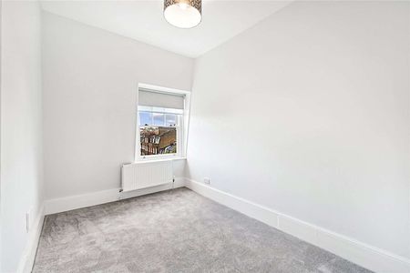 A spacious four bedroom duplex apartment with four double bedrooms, an eat in kitchen and feature reception room. - Photo 2