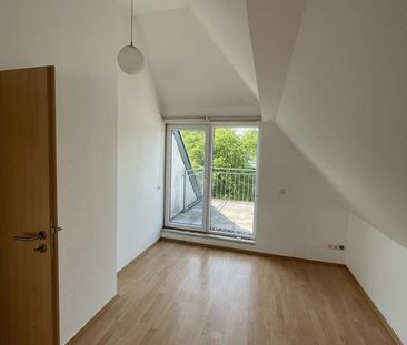 Helle 2-Zimmer-Dachgeschoss - Wohnung mit Balkon! - Foto 1