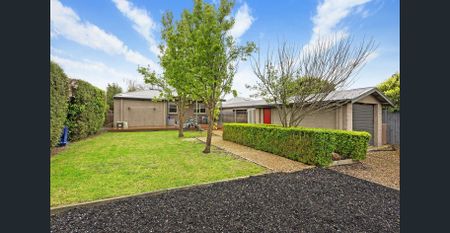 Perfect family home in a leafy street - Photo 5