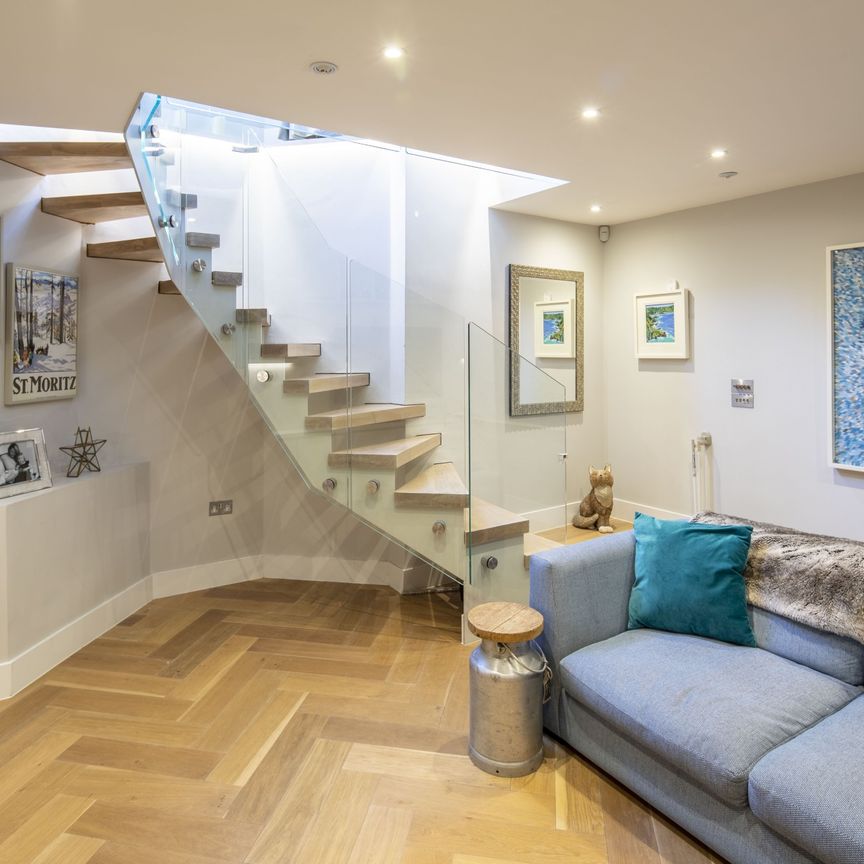 Luxurious Three-bedroom Character Property TO LET In Battersea - Photo 1