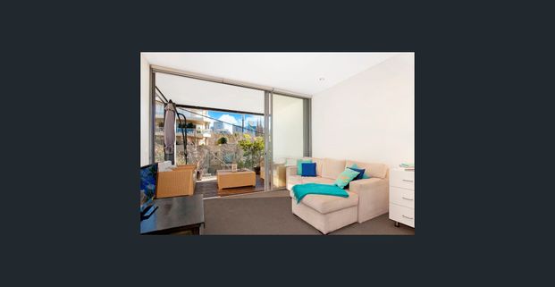 Stylish one-bedroom apartment with city views - Photo 1