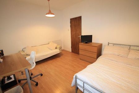 4 bedroom terraced house to rent - Photo 3