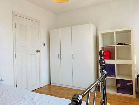 4 Bed Terraced House, Maiden Road, E15 - Photo 2