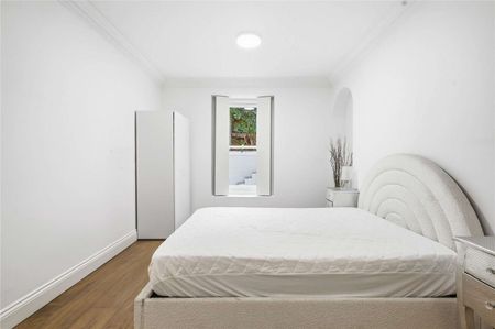 SHORT LET - An elegant and generously proportioned one bedroom garden apartment. - Photo 5