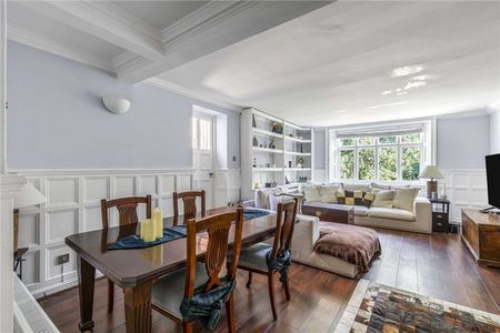 A beautiful three bedroom duplex apartment situated in a stunning period property within a gated community. - Photo 2