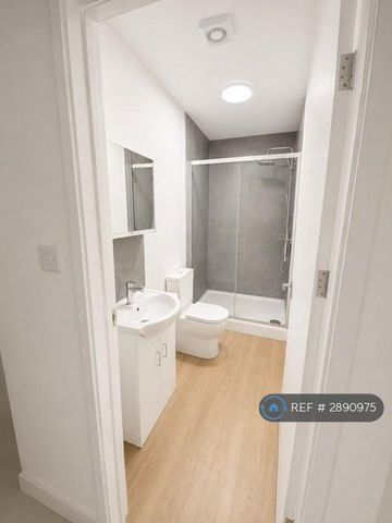 3 bedroom flat to rent - Photo 4