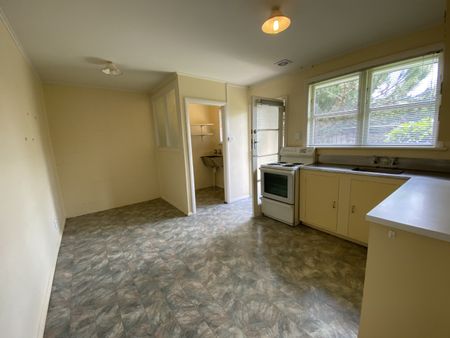 Water Included, No lawn, Spacious 2 Bedroom Unit - Photo 3