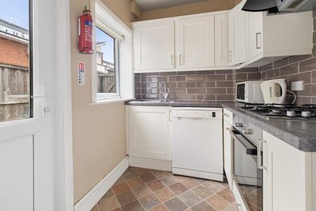 3 bedroom semi-detached house to rent - Photo 5