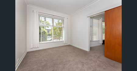 SPACIOUS 1950'S CHARM WITH SUNLIT LIVING & TIMLESS APPEAL - Photo 3