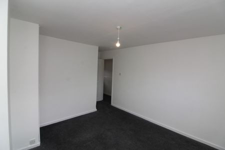 3 Bedroom Mid Terraced House - Photo 4
