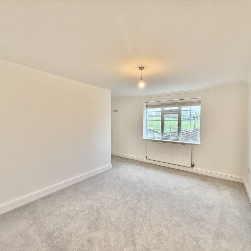 Luxury 1‑bed apartment at Lumb Farm, Ripley. Brand‑new, high‑spec finish with large kitchen‑diner, modern bathroom, gated parking and stunning views. £1,200pcm + £300 for all bills incl. Starlink, gas, electric, water, council tax. Available 1 March. Contact Property Options to view. - Photo 1