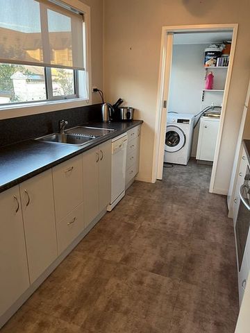 Charming 2BR Unit in Maori Hill! - Photo 3