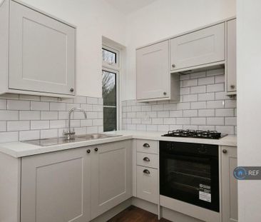 3 bedroom flat to rent - Photo 6