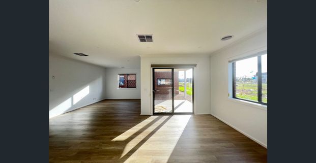 Modern 4 Bedroom House for Rent - Photo 1