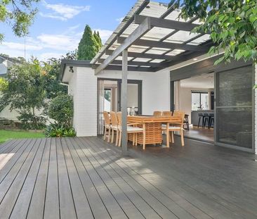 Modern Family 5 Bedroom Home with Poolside Living & Westleigh Conve... - Photo 2