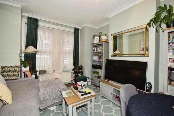 Newbury Road, Highams, E4 - Photo 1