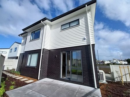 Charming 3BR Townhouse in Takanini! - Photo 3