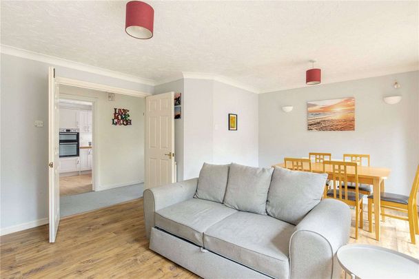 A well presented three bedroom home with garden and garage - Photo 1