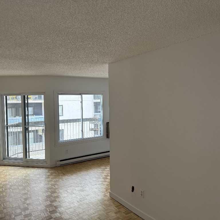Lumineux et fraîchement rénové, cet 3 1/2 au 8e étage avec balcon / Bright 3½ for Rent — Golden Mile, Montreal (8th Floor, Balcony) - Photo 1