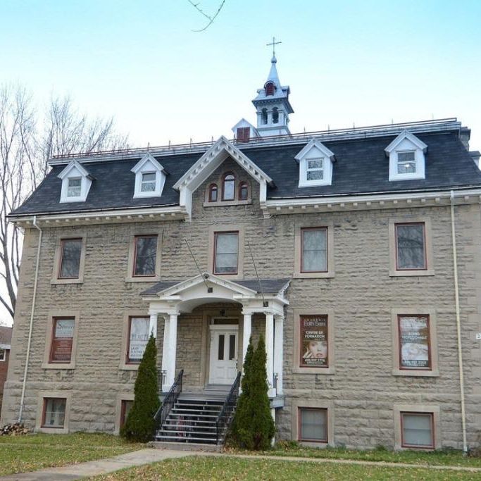 Très grand loft, plafonds 12 pieds, 2 chambres situé dans un Couvent au pittoresque village du Vieux Sainte-Rose Laval, 2250$ tout inclut - Photo 1