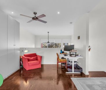 Contemporary Loft-Style 1-Bedroom Townhouse - Walk to Cafes, Parks ... - Photo 4