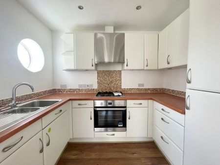 2 bedroom flat to rent Batts Hill, Redhill - Photo 3