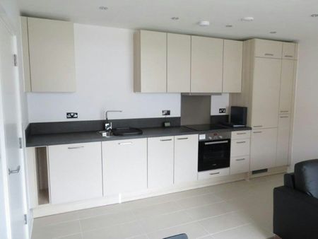 Flat to rent on - Photo 2