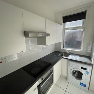 2 Bedroom Terraced House - Photo 2