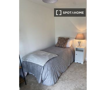 Stylish room in 5-bedroom apartment in Sandyford, Dublin - Photo 6