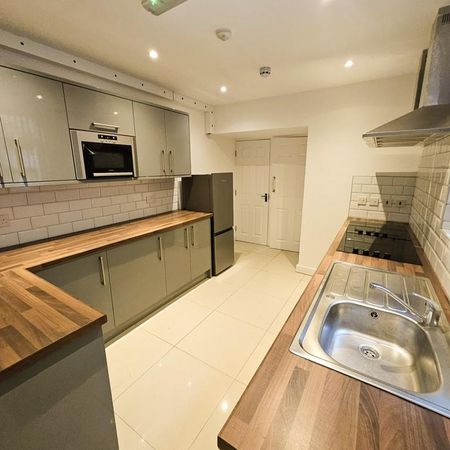 1 bedroom in a house share to rent - Photo 3