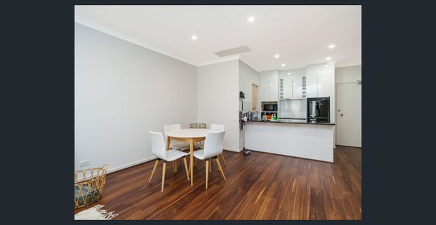 Lifestyle Location in the heart of the village. - Photo 1