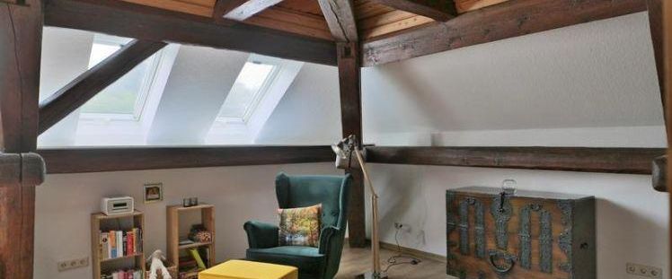 (EF1186_M) Göttingen: Gleichen, gemütliche möblierte Dachgeschosswohnung mit dekorativen Holzbalken - Foto 1