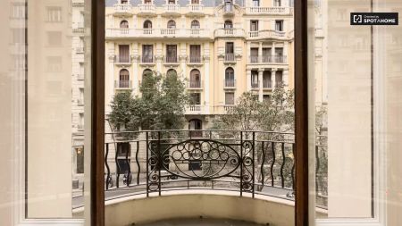 Room in a shared 4-bedroom apartment for rent in Sant Gervasi Galvany, professionals only - Photo 3