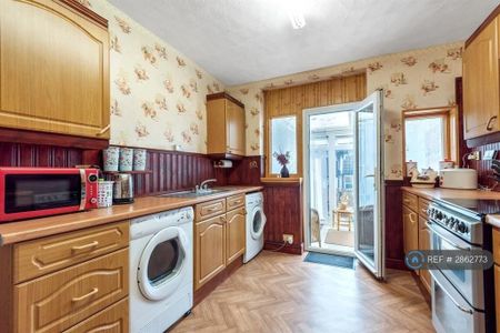 2 bedroom semi-detached house to rent - Photo 2