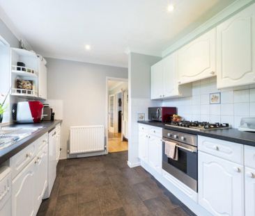 4 bedroom detached house to rent - Photo 2