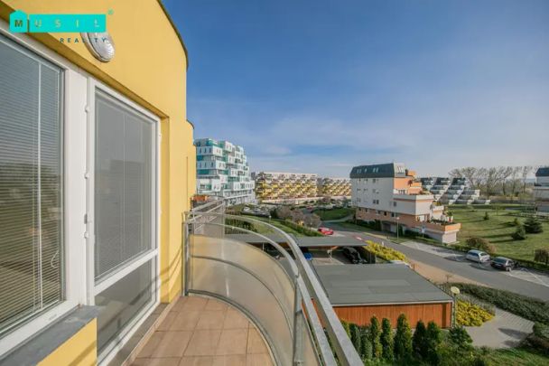 Pronájem příjemného bytu 1+kk s balkonem a sklepem v cihlovém domě na ulici Okružní - Photo 1